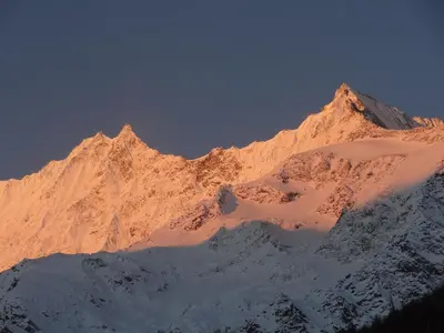 Ein allgemeiner Bergblick oder ein Berglick von des Hotels aus