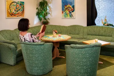 Ein Sitzbereich in der Unterkunft Hotel Ambiente