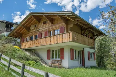 Das Gebäude in dem sich das Ferienhaus befindet