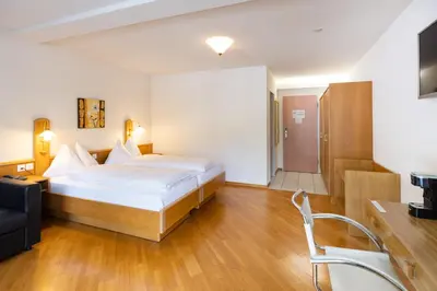 Ein Bett oder Betten in einem Zimmer der Unterkunft Strandhotel Seeblick