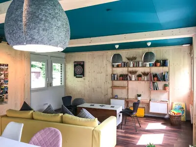 Ein Sitzbereich in der Unterkunft RiverLodge TCS Training & Freizeit AG