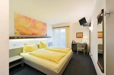 Ein Bett oder Betten in einem Zimmer der Unterkunft Schlosshotel - Self Check-In Hotel
