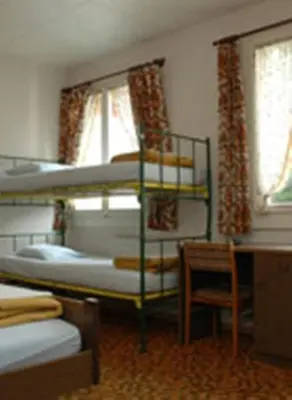 Ein Bett oder Betten in einem Zimmer der Unterkunft Funny Farm Backpackers
