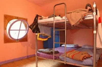 Ein Etagenbett oder Etagenbetten in einem Zimmer der Unterkunft Funny Farm Backpackers