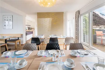 Ein Restaurant oder anderes Speiselokal in der Unterkunft Hotel Merkur - West Station