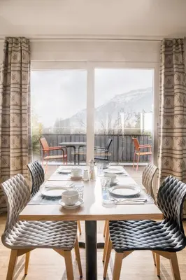 Ein allgemeiner Bergblick oder ein Berglick von des Hotels aus