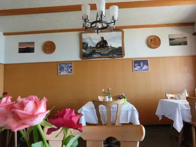 Ein Restaurant oder anderes Speiselokal in der Unterkunft Hotel Bellevue