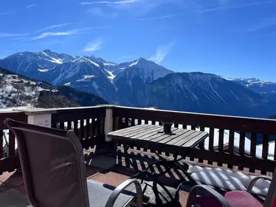 Ein allgemeiner Bergblick oder ein Berglick von des Bed & Breakfasts aus