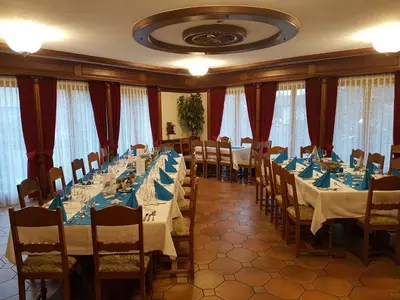 Ein Restaurant oder anderes Speiselokal in der Unterkunft Hotel Central
