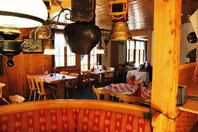 Ein Restaurant oder anderes Speiselokal in der Unterkunft Alpenhof