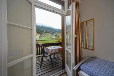 Ein allgemeiner Bergblick oder ein Berglick von des Gasthauses aus