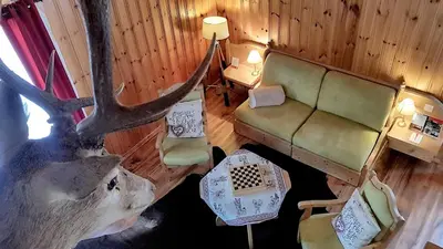 Ein Sitzbereich in der Unterkunft Hotel La Cambuse