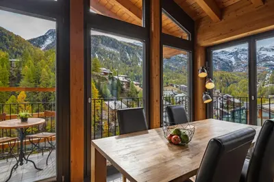 Ein allgemeiner Bergblick oder ein Berglick von des Aparthotels aus