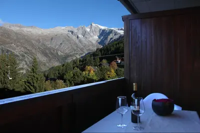 Ein allgemeiner Bergblick oder ein Berglick von des Aparthotels aus
