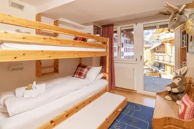 Ein Bett oder Betten in einem Zimmer der Unterkunft Chalet Schweizerhof 1