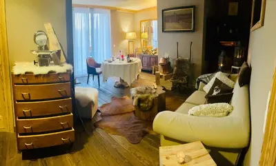 Ein Sitzbereich in der Unterkunft Hotel Royal