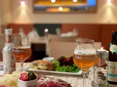 Getränke in der Unterkunft Boutique und Bier Hotel des alpes
