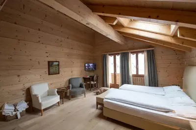 Ein Bett oder Betten in einem Zimmer der Unterkunft Waldhotel Doldenhorn