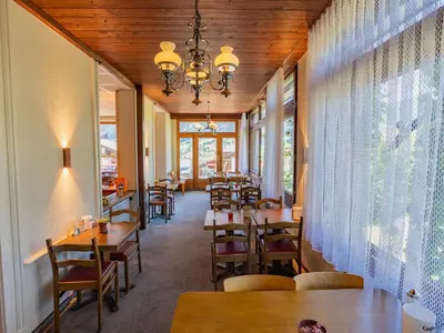Ein Restaurant oder anderes Speiselokal in der Unterkunft Waldhuus Bellary
