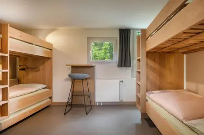 Ein Bett oder Betten in einem Zimmer der Unterkunft Crans-Montana Youth Hostel