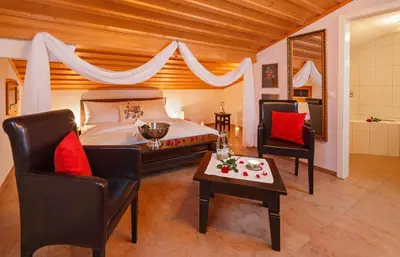 Ein Sitzbereich in der Unterkunft Griesalp Hotels