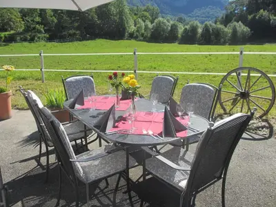 Ein allgemeiner Bergblick oder ein Berglick von des Bauernhofs aus