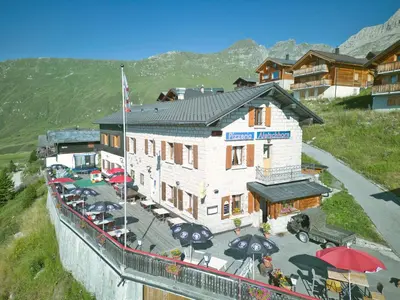 Ein allgemeiner Bergblick oder ein Berglick von des Hotels aus