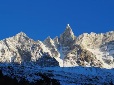 Ein allgemeiner Bergblick oder ein Berglick von des Hotels aus