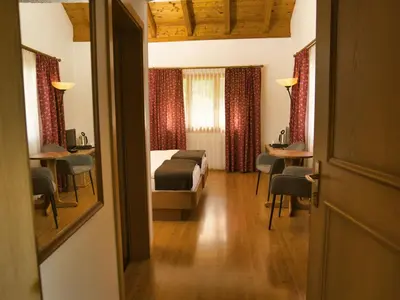 Ein Sitzbereich in der Unterkunft Hotel Massa