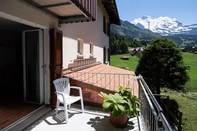 Ein allgemeiner Bergblick oder ein Berglick von des Gasthauses aus