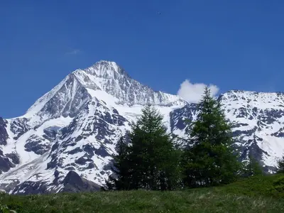 Ein allgemeiner Bergblick oder ein Berglick von des Gasthauses aus