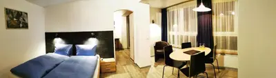 Ein Sitzbereich in der Unterkunft Hotel Alpha