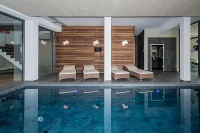 Der Swimmingpool an oder in der Nähe von Hotel Restaurant Zur alten Gasse