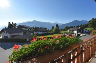 Ein allgemeiner Bergblick oder ein Berglick von des Gasthauses aus