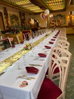 Ein Restaurant oder anderes Speiselokal in der Unterkunft Hôtel les Berges