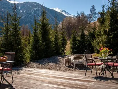 Ein allgemeiner Bergblick oder ein Berglick von des Chalets aus