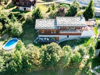 Der Swimmingpool an oder in der Nähe von Chalet Chalet Mayens by Interhome