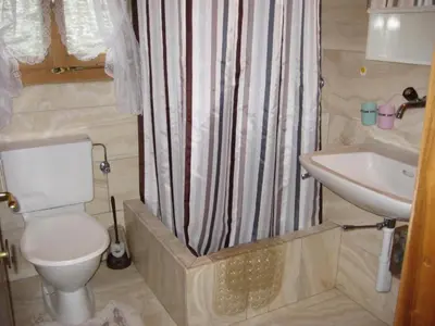 Ein Badezimmer in der Unterkunft Apartment Arnika # 2 by Interhome