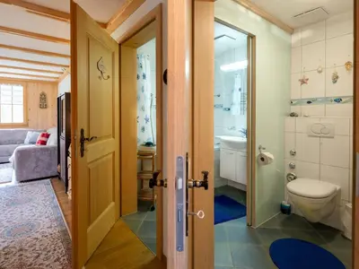 Ein Badezimmer in der Unterkunft Apartment Chalet Lerchweid Lenk by Interhome