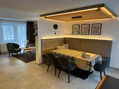 Ein Sitzbereich in der Unterkunft Hotel und Appartments Eden