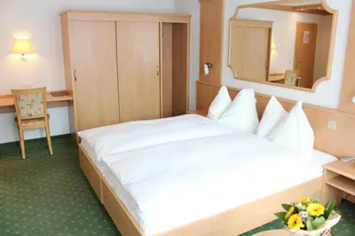 Ein Bett oder Betten in einem Zimmer der Unterkunft Hotel und Appartments Eden