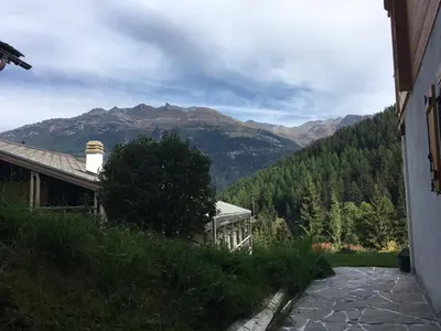 Ein allgemeiner Bergblick oder ein Berglick von der Ferienwohnung aus