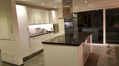 Küche/Küchenzeile in der Unterkunft Attika Wohnung Spiez