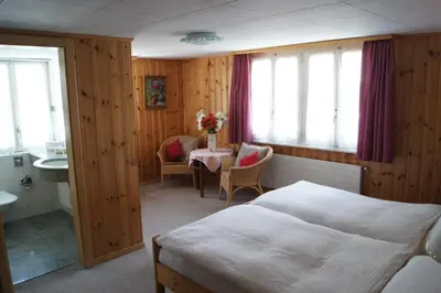 Ein Sitzbereich in der Unterkunft Hotel Alpina