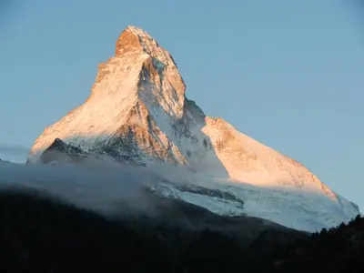 Ein allgemeiner Bergblick oder ein Berglick von des Aparthotels aus