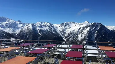 Ein allgemeiner Bergblick oder ein Berglick von des Hostels aus