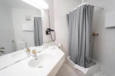 Ein Badezimmer in der Unterkunft Hôtel Magrappé
