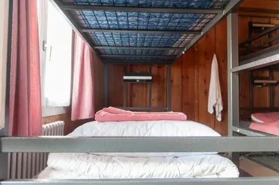 Ein Bett oder Betten in einem Zimmer der Unterkunft Balmers Hostel