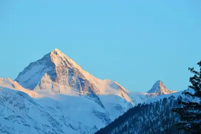 Ein allgemeiner Bergblick oder ein Berglick von des Chalets aus