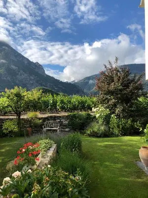 Ein allgemeiner Bergblick oder ein Berglick von des Bed & Breakfasts aus